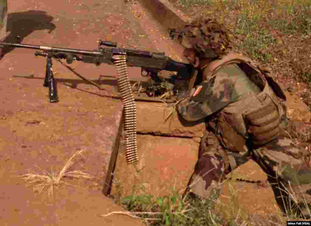 A French solider with his machine gun at a checkpoint in Bangui, Central African Republic, Dec. 22, 2013. Idriss Fall/VOA