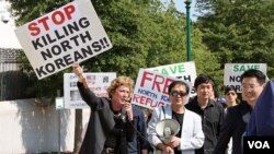 지난 2012년 9월 미국 워싱턴 주재 중국대사관 앞에서 중국 정부의 탈북자 강제북송 중단을 촉구하는 시위가 열린 가운데, 강제북송 중단 구호를 외치는 수잔 숄티 미 자유북한연합 대표.