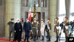 PM Irak Mustafa al-Kadhimi (keempat dari kiri), disambut barisan kehormatan saat diterima oleh Presiden Hassan Rouhani (kedua dari kiri) setibanya di Teheran, Iran, di tengah pandemi Covid-19, 21 JUli 2020. (Iranian Presidency Office via AP)