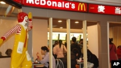 中国的一千多家麦当劳快餐店之一 麦当劳上个月涨价了