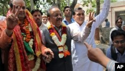 Le ministre de l’Environnement Harsh Vardhan, au centre, à New Delhi, le 20 mars 2014