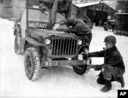 Vojnici stavljaju lažne oznake i specijalne efekte na džip, kao dio jedne od akcija Armije duhova.