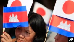 រូបឯកសារ៖ ទង់ជាតិជប៉ុននិងកម្ពុជានៅក្នុងពិធី​សម្ពោធផ្លូវជាតិមួយដែលត្រូវបានឧបត្ថម្ភដោយរដ្ឋាភិបាលជប៉ុន នៅជាយក្រុងភ្នំពេញ ថ្ងៃទី១៣ ខែមីនា ឆ្នាំ២០១៨។