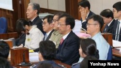 '국정농단' 사건 재판이 5일 서울 서초동 서울중앙지법에서 진행되고 있다. 수의입은 사람 왼쪽부터 최순실씨, 안종범 전 청와대 정책조정수석, 정호성 전 부속비서관.