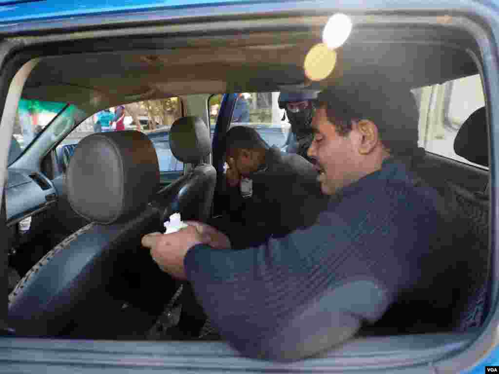 Egyptian police soldiers become emotional after losing friends and coworkers in an explosion in Giza, Egypt, Dec. 9, 2016. (H. Elrasam/VOA)