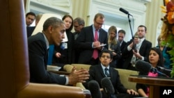 Barack Obama recevant des jeunes sans-papiers à la Maison-Blanche (AP)