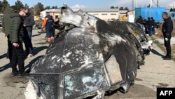 지난주 이란 테헤란에서 발생한 우크라이나 여객기 사고 현장에서 11일 조사관들이 수사를 하고 있다. 