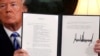Predsednik SAD Donald Tramp drži proglas kojim nalaže povlačenje SAD i JCPOA, iranskog nuklearnog sporazuma, u Beloj kući, 8. maja 2018.