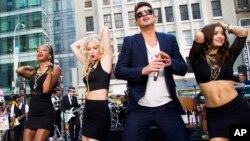 Robin Thicke performs on NBC's "Today" show on July 30, 2013 in New York.