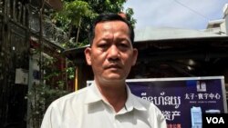 លោក ឃាន ហួន អ្នកបើកម៉ូតូកង់បីនៅរាជធានីភ្នំពេញ ផ្តល់សម្ភាសន៍ដល់ VOA នៅថ្ងៃទី៥ ខែសីហា ឆ្នាំ២០១៩។ (កាន់ វិច្ឆិកា/VOA Khmer)