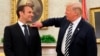 La relation "touchy-feely" Macron/Trump fait rire l'Amérique