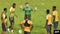 Marc Wilmots entouré des joueurs ivoiriens au stade Félix Houphouët-Boigny, Abidjan, le 3 octobre 2017