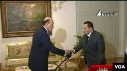 Presiden Hosni Mubarak mengucapkan selamat kepada Omar Suleiman yang baru saja disumpah sebagai Wakil Presiden baru Mesir, Rabu (29/1).