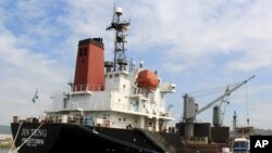 4일 필리핀 마닐라 북서부 수빅 만에서 북한 선박 진톙 호가 검문검색을 위해 정박해 있다.