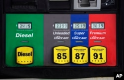 Harga-harga BBM terlihat pada Kamis 27 Mei 2021. (Foto: AP)