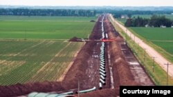 Rencana pembangunan jaringan pipa minyak Keystone di kota David City, Nebraska (foto: dok).
