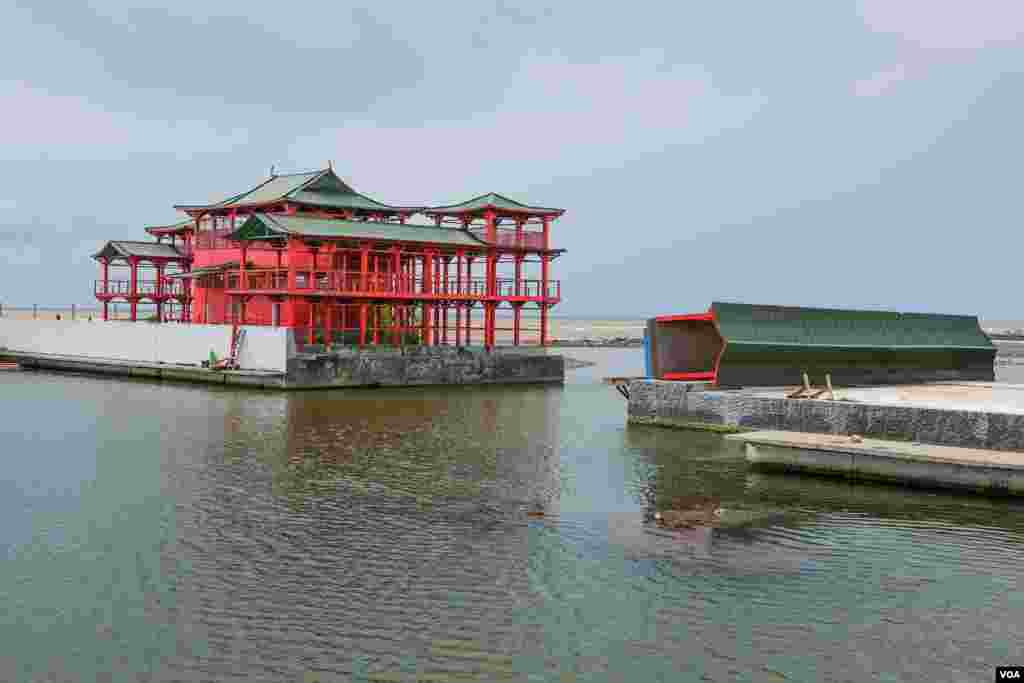 A sea storm knocked out a decorative bridge at Anaklia's Yacht Club, forcing closure of the Chinese restaurant. (V. Undritz for VOA)
