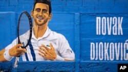 Lukisan mural petenis Serbia Novak Djokovic di Beograd, Serbia, Kamis, 6 Januari 2022. (AP Photo/Darko Vojinovic).
