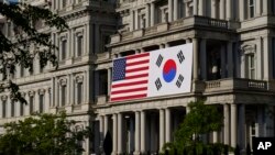 윤석열 한국 대통령의 국빈 방미를 앞두고 지난 21일 워싱턴 D.C. 시내 백악관 아이젠하워 행정동 외부에 성조기(왼쪽)와 태극기가 걸려있다. 