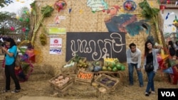 រូបឯកសារ៖ កម្មវិធី​ «បុណ្យភូមិ» ត្រូវបាន​រៀបចំ​ឡើង​ដើម្បី​បញ្ជ្រាប​ការ​យល់ដឹង​អំពី​ទម្រង់​វប្បធម៌​បុរាណ​ដល់​យុវជន​កម្ពុជា​ ក្នុង​ខេត្ត​កណ្តាល​ នៅ​ថ្ងៃទី​៧ ខែ​មេសា​ ឆ្នាំ​២០១៧។ (ហ៊ាន សុជាតា/ VOA)