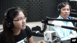 កញ្ញា​ហ៊ីម សុធារ័ត្ន និស្សិត​ឆ្នាំ​ទី​៤​ផ្នែក​សិក្សា​អន្តរជាតិ​នៃ​សកល​វិទ្យាល័យ​ភូមិន្ទ​ភ្នំពេញ និង​លោក​ជាង សុខា នាយក​ប្រតិបត្តិ​នៃ​កម្មវិធី​អភិវឌ្ឍ​ធនធាន​យុវជន។