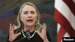 Menteri Luar Negeri AS, Hillary Clinton dalam jumpa pers bersama Presiden Kroasia Ivo Josipovic di Zagreb (31/10). 