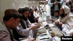 په تیرو نږدې دریو کلنو کې د نړیوال بانک د راپور له مخې افغانۍ د بهرنیو اسعارو په ځانګړي ډول امریکايي ډالرو پر وړاندې خپل ارزښت تر ډیره حده ساتلی وو. (عکس ارشیف). 