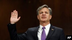 Christopher Wray diambil sumpahnya sebelum memberikan kesaksian di Komite Senat Urusan Peradilan di Capitol Hill di Washington, 12 Juli 2017. Senat AS menunjuk Wray sebagai Direktur Biro Investigasi Federal atau FBI yang baru pada hari Selasa (1/8). (Foto:dok)