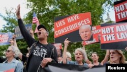 Demonstranti drže plakate i zastave ispred krivičnog suda na Manhattanu nakon objave osuđujuće presude Trumpu, New York, 30. maj 2024.