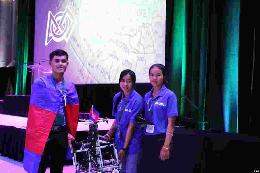 ក្រុម​កម្ពុជា​ថត​រូប​ បន្ទាប់​ពី​ប្រកួត​ចុង​ក្រោយ​របស់​ខ្លួន​ នៃ​ការ​ប្រកួត​បញ្ជា​មនុស្ស​យន្ត​អន្តរជាតិ​ First Global Challenge នៅ​សាល​សម្តែង​សិល្បៈ​ DAR Constitution Hall ក្នុង​រដ្ឋធានី​វ៉ាស៊ីនតោន​ កាល​ពី​​ថ្ងៃ​អង្គារ ​ទី១៨ ខែ​កក្កដា ឆ្នាំ​២០១៧។ (ណឹម សុភ័ក្រ្តបញ្ញា/VOA)