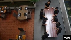 KOTO trainees, some of whom lived on the street before joining the program, have a staff meeting at the restaurant in Ho Chi Minh City. (VOA / L. Hoang)