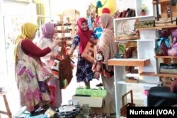 Sang Bun merupakan komunitas UKM yang bersama-sama berkembang di pasar lokal maupun internasional. (Foto:VOA/Nurhadi)