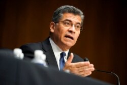 Xavier Becerra bersaksi dalam dengar pendapat tentang pencalonannya menjadi sekretaris Layanan Kesehatan dan Kemanusiaan, di Capitol Hill, 24 Februari 2021. (Foto: AP)