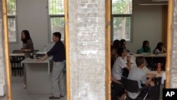 Xitoy universitetlarining birida o'qituvchilar dars o'tmoqda