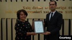 O'zbekiston Adliya vazirligida Nodavlat notijorat tashkilotlar boshqarmasi boshlig'i Avazbek Madaminov IREX vakiliga registratsiya haqidagi sertifikatni topshirdi, 14-aprel, 2021 