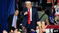 Capres partai Republik Donald Trump dalam acara kampanye di Reading, Pennsylvania, 9 Oktober 2024 (foto: dok). 