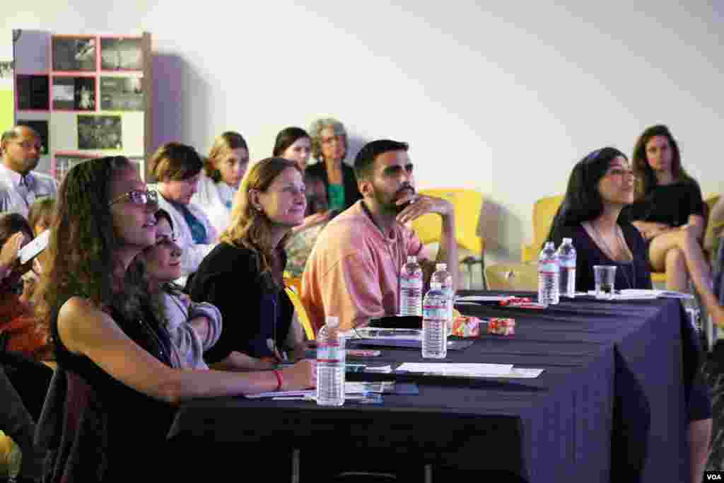 ចៅក្រម​​វាយ​តម្លៃ​បួន​រូប Rachel Thomas, Tasia Filippatos, Anne Dwane​ និង Phillip Picardi ស្តាប់​ធ្វើ​ការ​បង្ហាញ​ pitch រយៈ​ពេល​៤​នាទី របស់​​ក្រុម​កុមារី​​​អំពី​កម្មវិធី​ទូរស័ព្ទ​ដែល​ពួក​គេ​បាន​បង្កើត​ នៅ​ឯ​ថ្ងៃ​ទី​១​នៃ​​ការ​ប្រកួត​ផ្តាច់​ព្រ័ត្រ​ Technovation Challenge World Pitch Summit នៅ​ទី​ស្នាក់ការ​កណ្តាល​ក្រុមហ៊ុន Google នៅ​ក្រុង Mountain View រដ្ឋ​កាលីហ្វរញ៉ា សហរដ្ឋ​អាមេរិក កណ្តាល​តំបន់​បច្ចេកវិទ្យា Silicon Valley កាល​ពី​ថ្ងៃ​ពុធ ​ទី​០៩ ខែ​សីហា ឆ្នាំ​២០១៧។ (សឹង សុផាត/VOA)