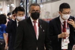 Direktur Jenderal Organisasi Kesehatan Dunia Tedros Adhanom Ghebreyesus, tengah, tiba untuk upacara pembukaan Olimpiade Tokyo 2020, di Stadion Olimpiade di Tokyo, pada 23 Juli 2021. (Foto: AFP)