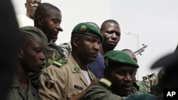 Lieutenant Amadou Konare, center, spokesman for coup leader Amadou Haya Sanogo, arrives to address supporters, in Bamako, Mali, March 28, 2012.