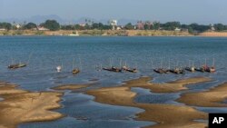 រូបឯកសារ៖ ទូកនេសាទចតនៅក្បែរច្រាំងទន្លេមេគង្គដែលរីងស្ងួត នៅខេត្ត Nakon Phanom ប្រទេសថៃ កាលពីថ្ងៃទី ៤ ខែធ្នូ ឆ្នាំ២០១៩។