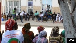 Les militants de Khalifa Sall attendent devant la Cour suprême Court à Dakar, Sénégal, le 20 juillet 2017. (S. Christensen/VOA)