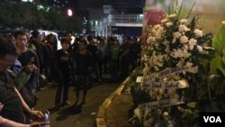 Crowds at an informal memorial near the site of a January 2016 suicide bombing in Jakarta. (VOA/S. Herman)
