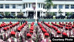 Presiden Joko Widodo memeriksa pasukan prajurit Pasukan Khas TNI Angkatan Udara di Jakarta. (Foto dok.: Biro Pers kepresidenan).