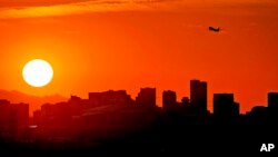 ქალაქ ფენიქსის კონტურები არიზონის შტატში, აშშ. 2024 წლის მონაცემებით, 1.6 მილიონი მოსახლეობის მქონე ქალაქში მაღალ ტემპერატურასთან დაკავშირებული პრობლემებით ერთ წელში 645 ადამიანი გარდაიცვალა. 