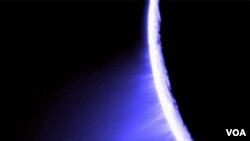 Salah satu gambar yang memperlihatkan bulan Saturnus, hasil perolehan pesawat antariksa Cassini milik NASA.