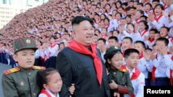김정은 국무위원장(가운데)이 지난 6일 평양 4.25 문화회관에서 열린 조선소년단 8차 대회에 참석했다고 관영 조선중앙통신이 보도했다.