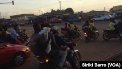 Un moto-taxi à Bouaké, en Côte d'Ivoire, le 5 juin 2017. (VOA/Siriki Barro)