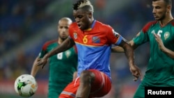 Britain&#39;s Prince William and Catherine, Duchess of Cambridge, arrive by Tuk Tuk to attend a reception hosted by the British High Commissioner to Pakistan, Thomas Drew, at the Pakistan National Monument in Islamabad.