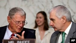 제임스 인호프 상원 군사위원장 대행(왼쪽)과 잭 리드 군사위 민주당 간사.