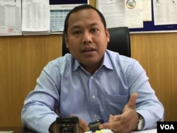 លោក ឡុង ឌីម៉ង់ ផ្តល់​បទសម្ភាសន៍​ជាមួយ​ VOA អំពីវិធានការការពារកំុឲ្យ​ទឹកភ្លៀងរឺទឹកទន្លេលិចរាជធានីភ្នំពេញ។ (ផន បុប្ផា/VOA​ Khmer)